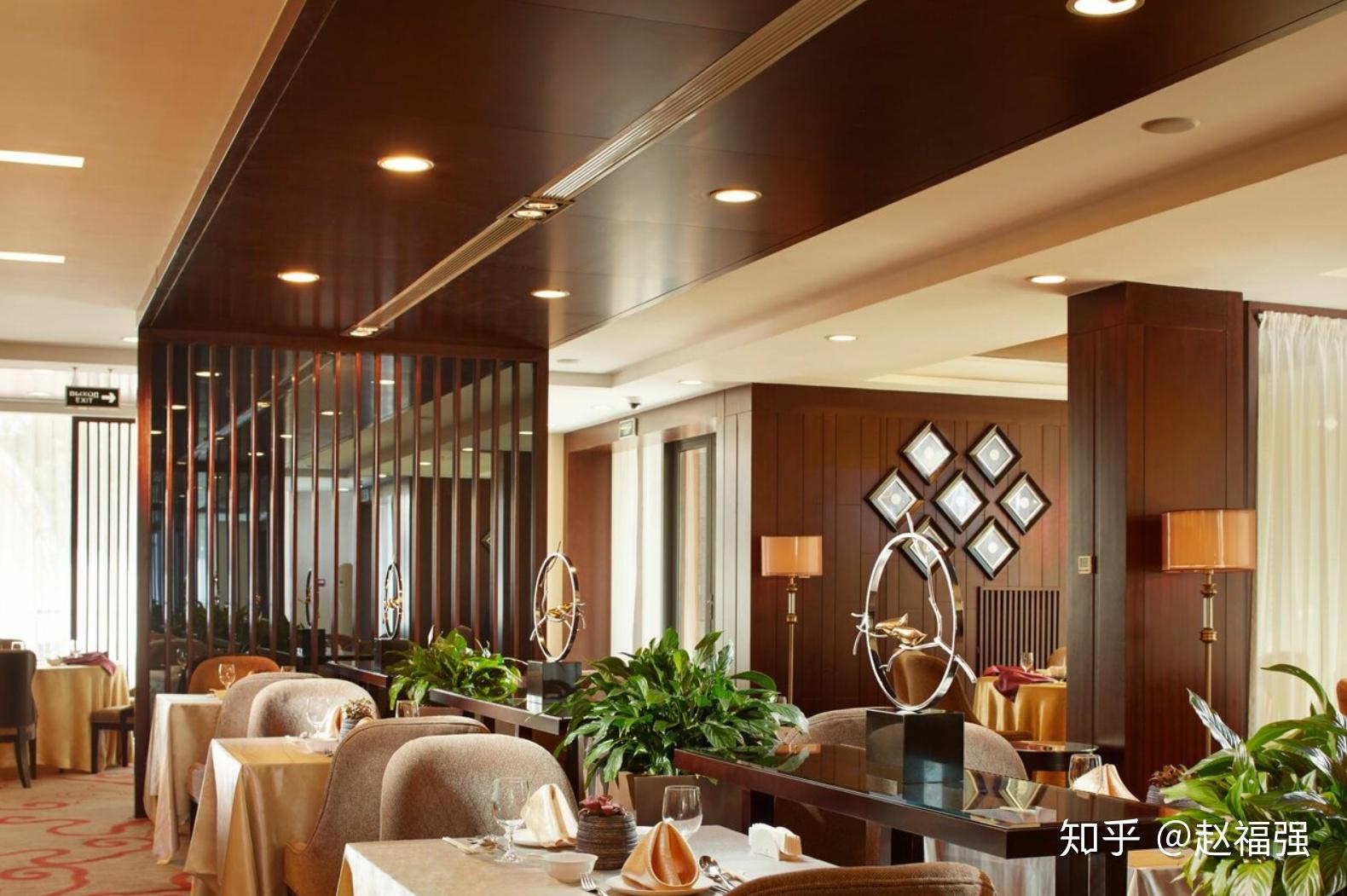 餐厅提供正宗中国菜,荟萃中华传统美食,其中"宫保脆皮虾", "北京烤鸭"