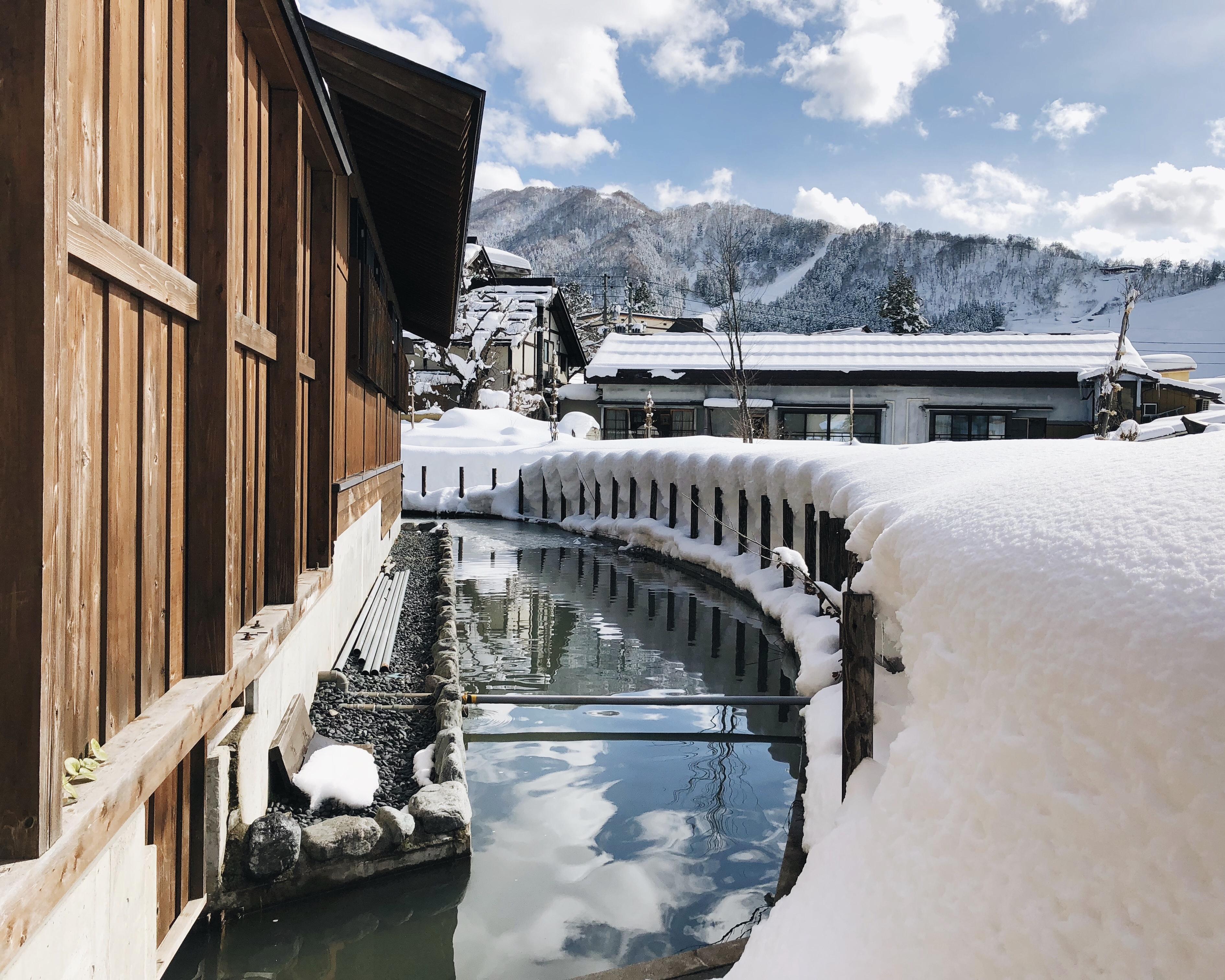 日本下雪温泉图片