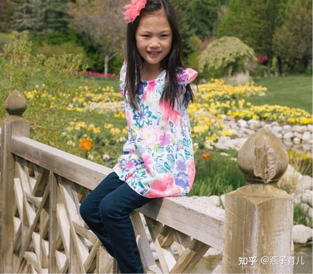 就这样,sophi和姐姐一起离开了孤儿院,来到大洋彼岸后,他们的命运从此