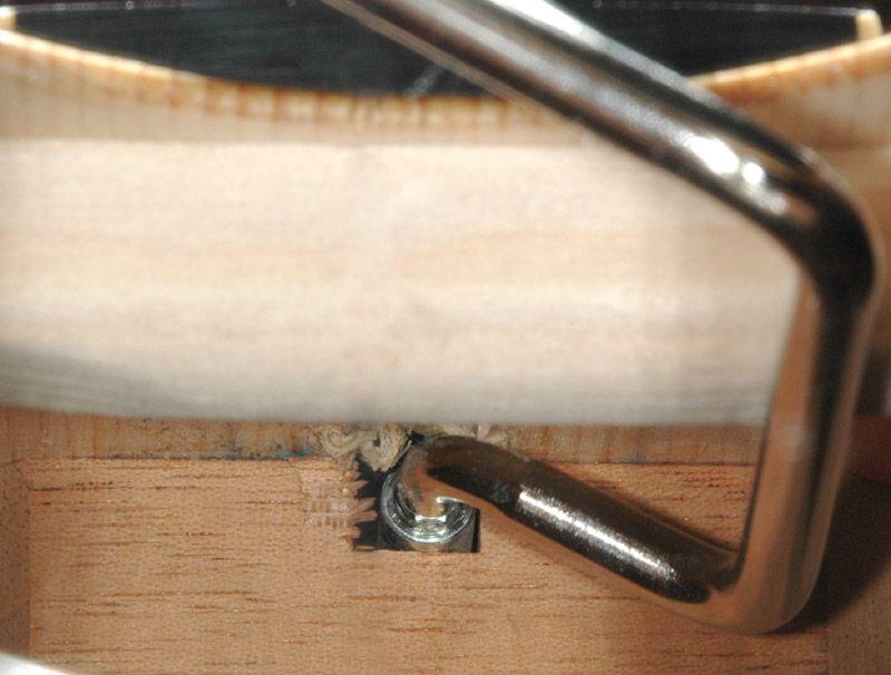 我有一把拉瑞维的琴发现不能调琴颈这是什么情况要是琴颈变形了要怎么