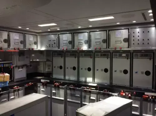 飞机上的后厨一般配备有烤箱,置物箱,手推车等设备,多数移动部件都有