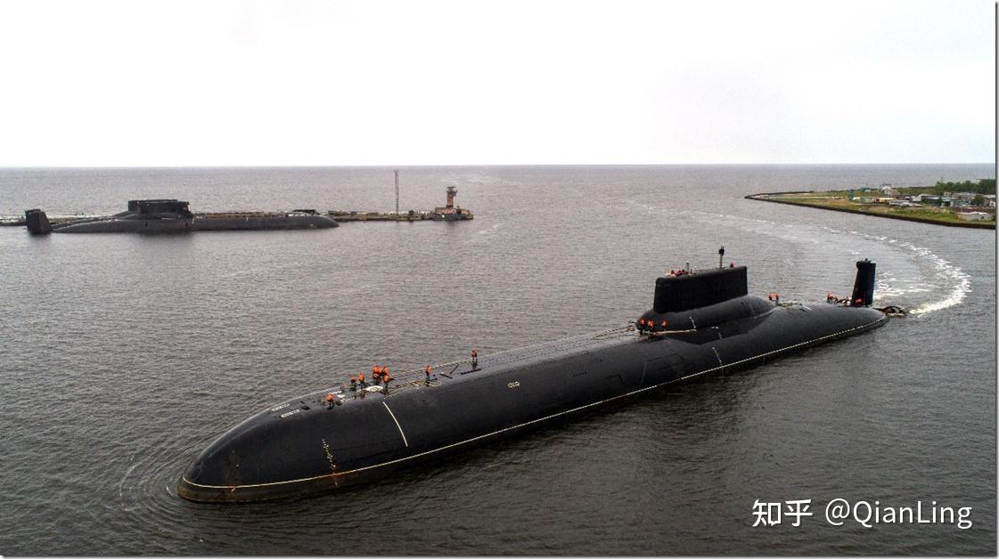很多艇员们出来站在艇上忙乎2019年的tk208,这么大的潜艇都能垂直起降