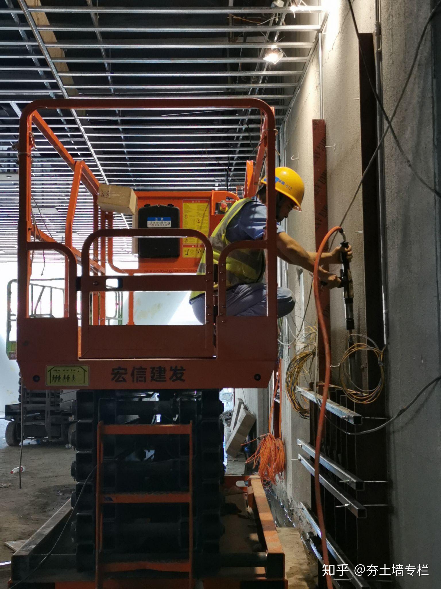 has. 禾华建筑现代夯土墙杭州奥体项目