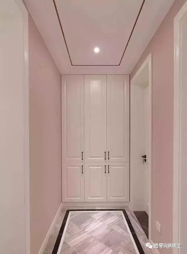 室外过道正对入户门室内走廊较长如何装修