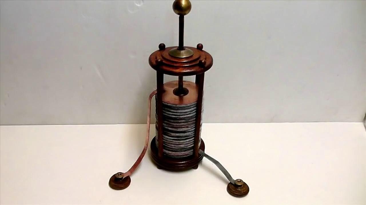 伏打电池的另一个问题是电池寿命短(最多一个小时),这是由两种现象