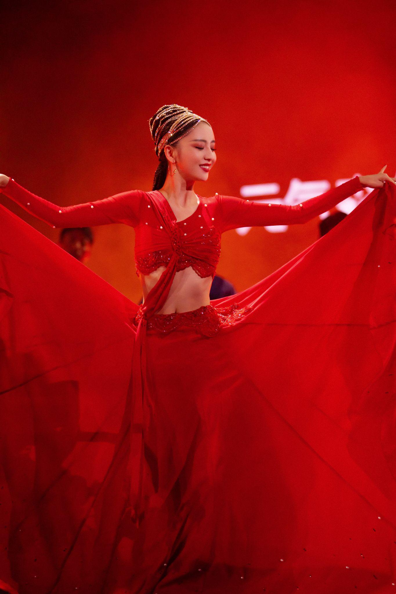 如何评价佟丽娅在综艺舞蹈生中的表现