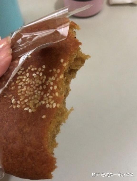 苏式酥皮五仁月饼五仁月饼(手动狗头 ),主要夸一波他的外皮,很酥,酥的