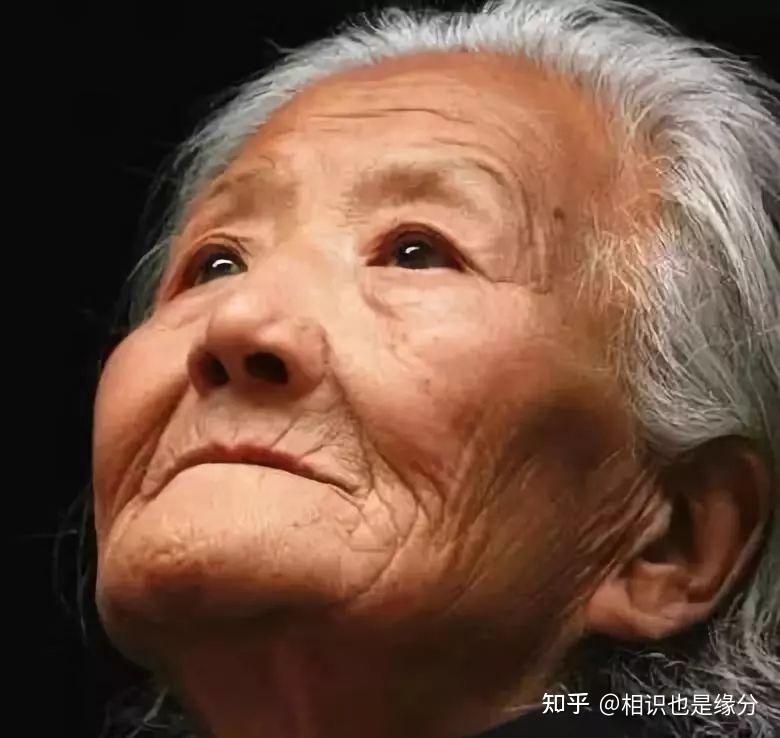 个人还爱你虔诚的灵魂爱你苍老的脸上的皱纹父母给与我们的是呵护和爱