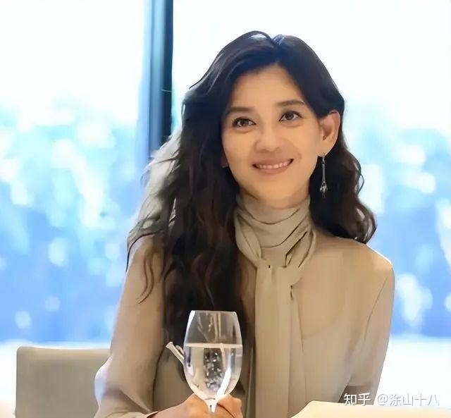 54岁李富真被偶遇，生图皱纹多脸型诡异，网友：还是森林北漂亮 - 知乎