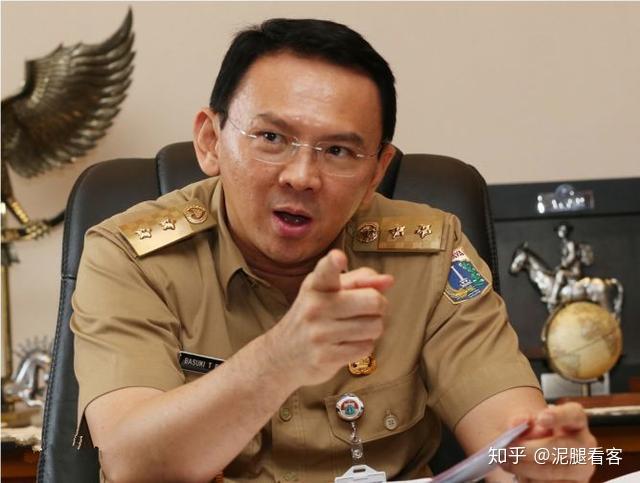 钟万学是广东客家人后裔,他的祖父是民国时期来印尼谋生的,到钟成学这