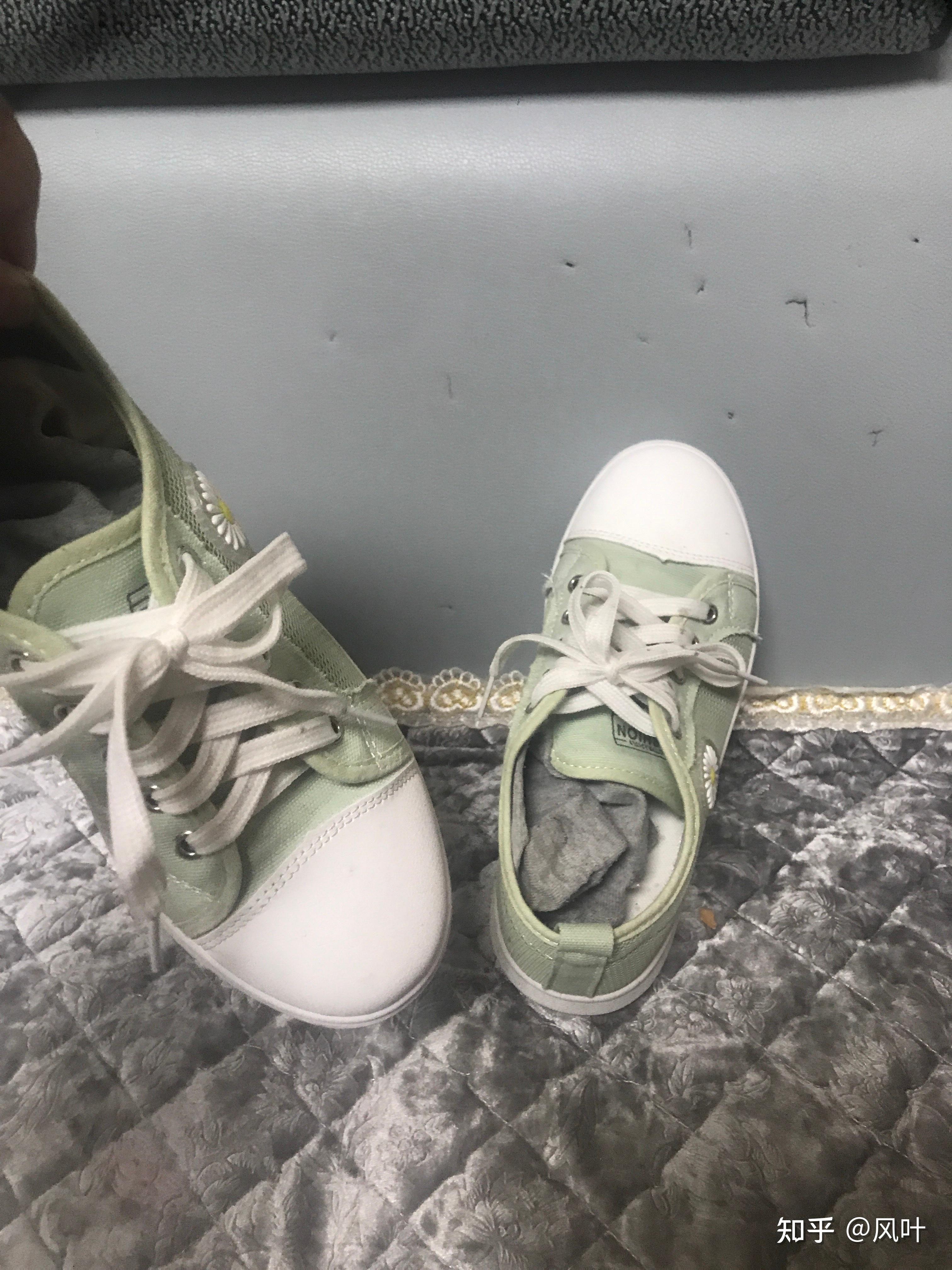 扒掉后桌女神的鞋子并带走