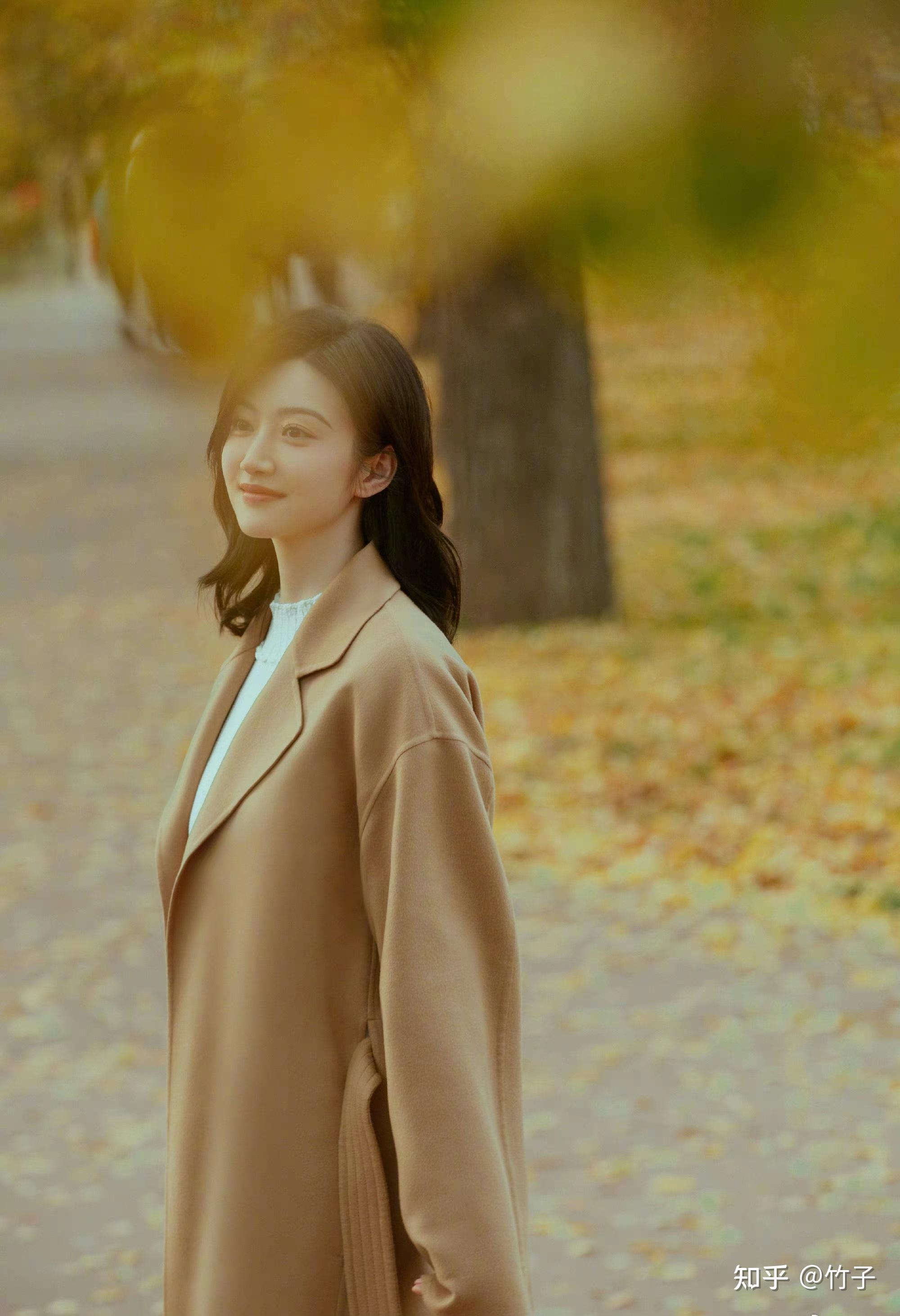 景甜最新美照分享美拉德大衣景美人更美美人如画悠悠我心