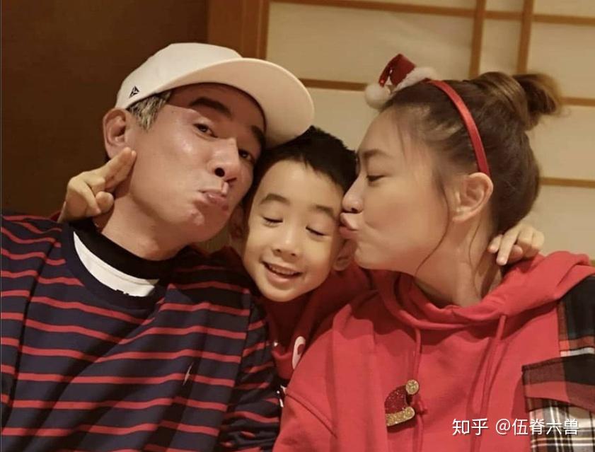 jasper近照曝光头顶菜刀蝙蝠发箍闭眼甜笑的样子简直太萌了