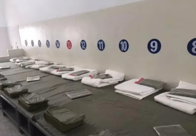 看守所里面晚上睡觉时也是有很多规矩的