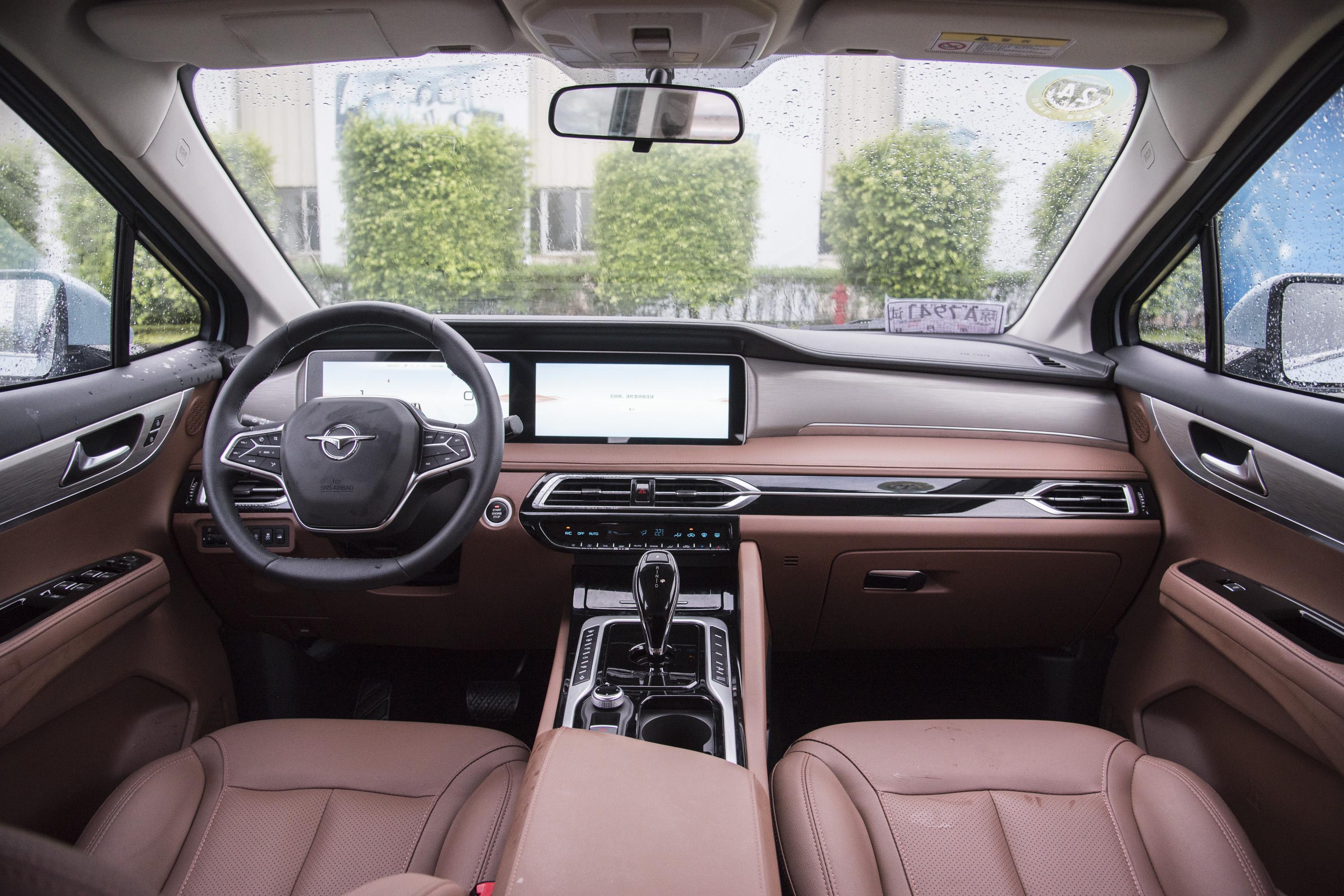 内饰方面,新车同样延续了海马7x的造型设计,棕色的配色以及不错的内饰