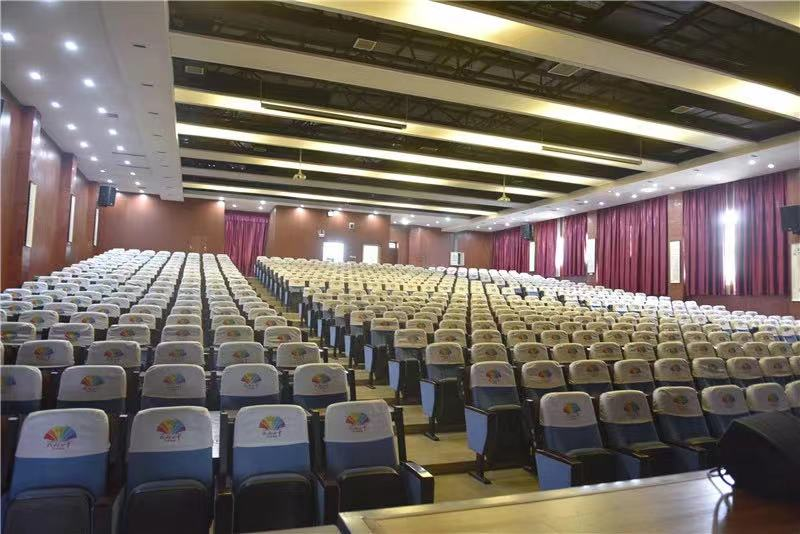 功能各异的房间仿佛将教学楼装饰成一个个盲盒,等待打开一瞬学生们