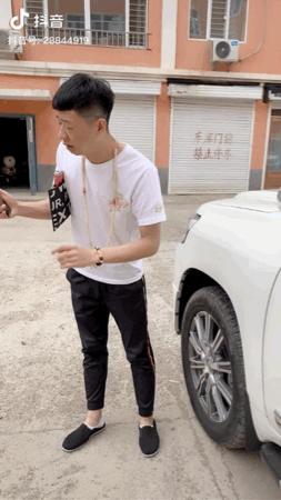 边捡破烂边抽中华,抖音爆火的东北街溜子到底有多爱装逼?