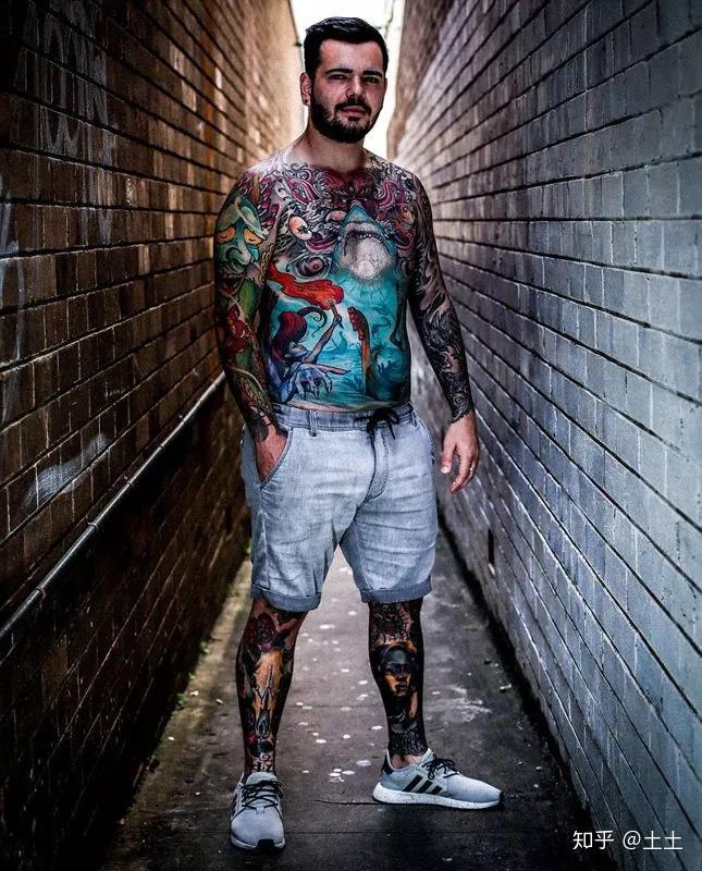 130处纹身260小时针扎脸上纹满字母这些爱好者为什么对自己这么狠