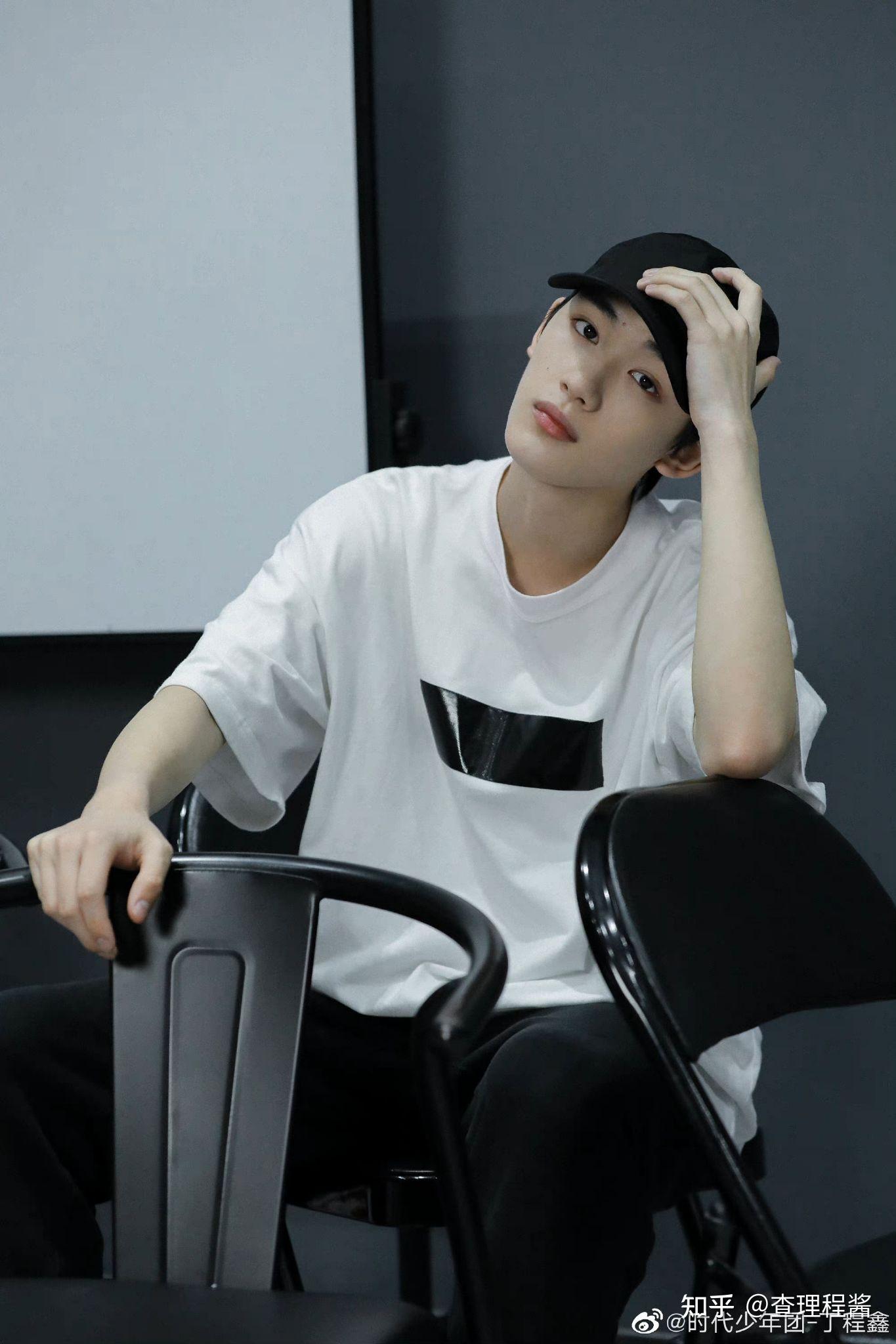 想问姐妹们有丁程鑫露额头的侧脸照吗? - 知乎