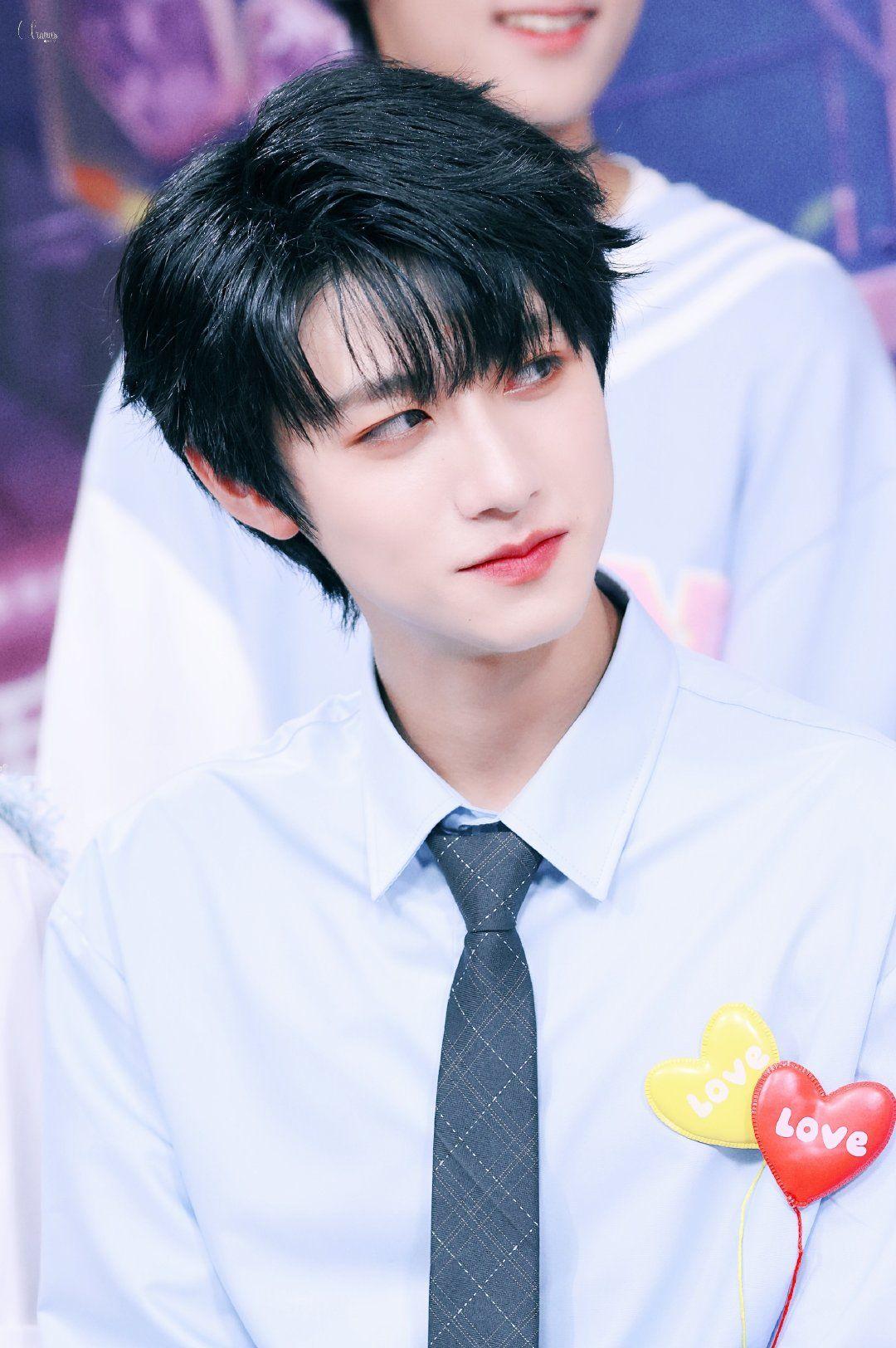 重庆七中的校草朱志鑫长得多好看