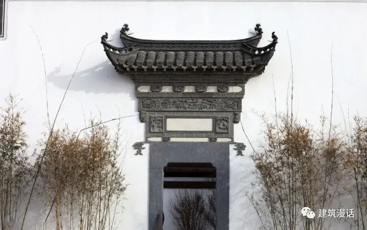 民居院落善于利用漏窗,门洞,隔扇,建筑,花木等划分,组合空间,创造出