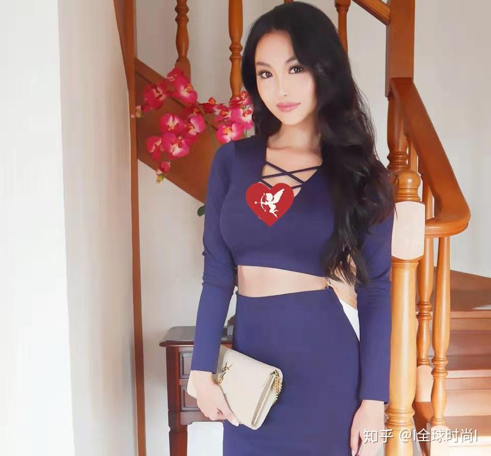 新加坡气质女神李薇薇古典穿搭雅致风韵紫色v领是亮点