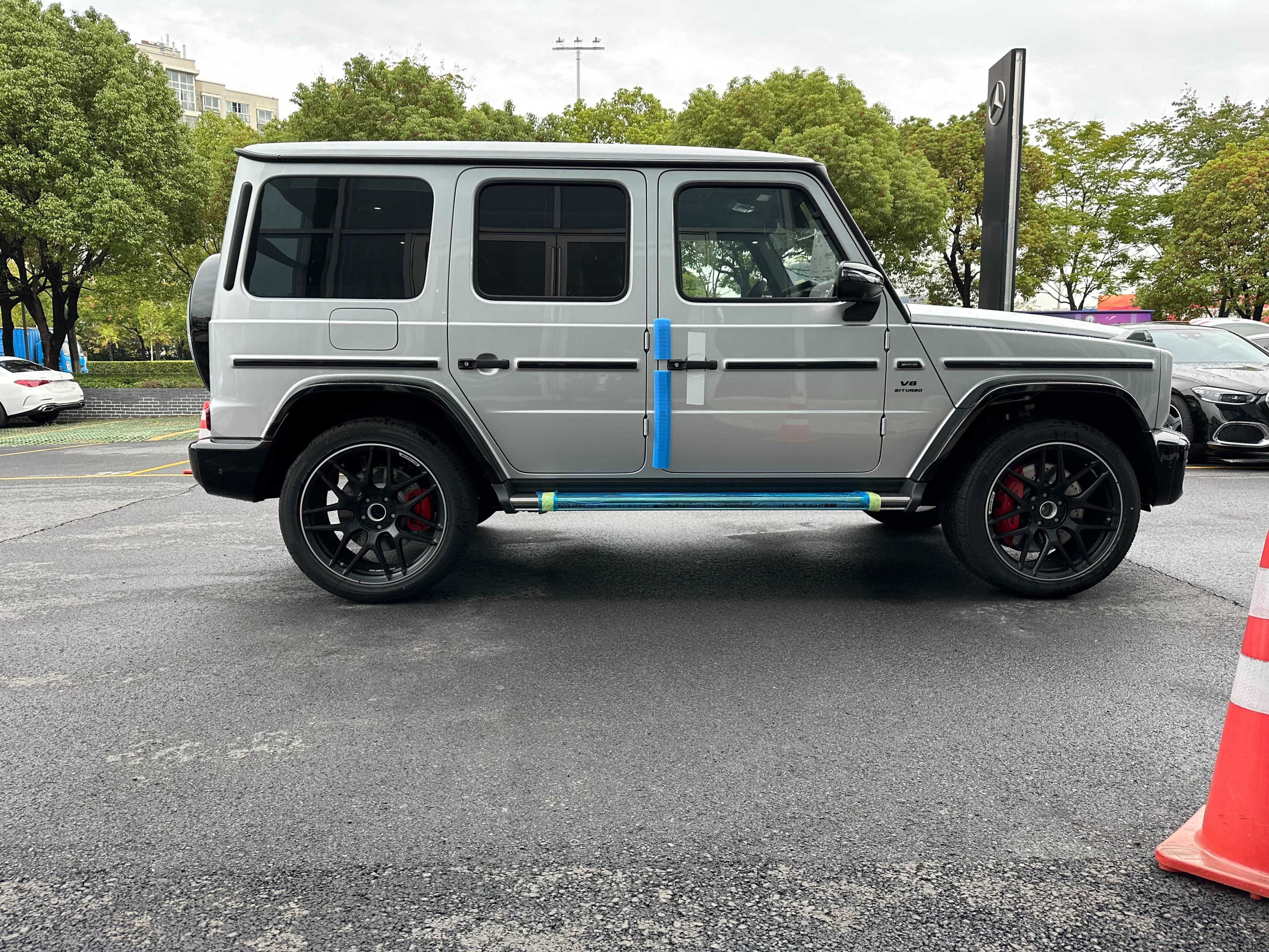 加40万提的奔驰g63铱银车身很显气质落地340多万了