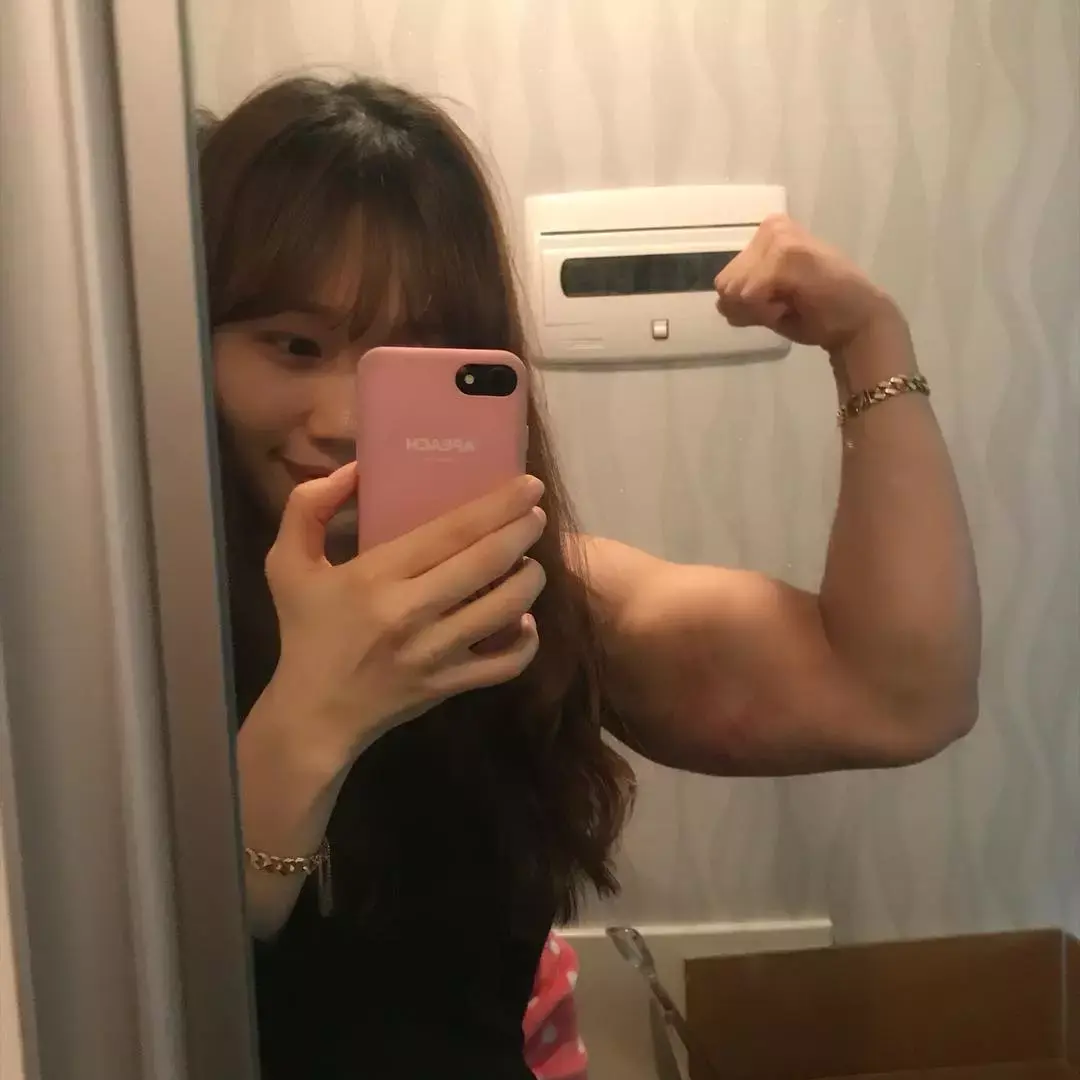 最近超火的男友臂自拍你们健身的情侣都这么会玩的吗