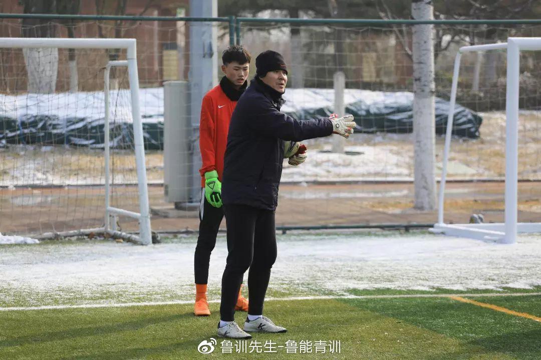 此外,那场比赛中首发出场的胡波也曾在鲁能足校执教过,而他的儿子