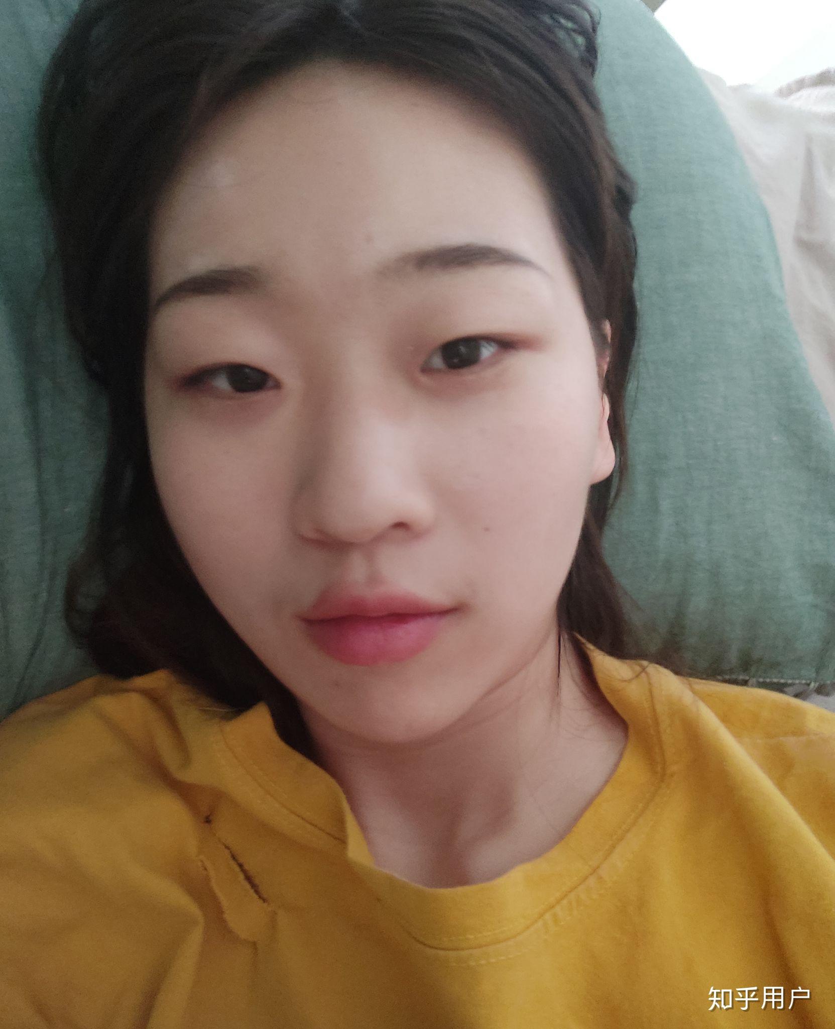 有没有那种单眼皮小眼睛塌鼻梁厚嘴唇但还挺好看的女生