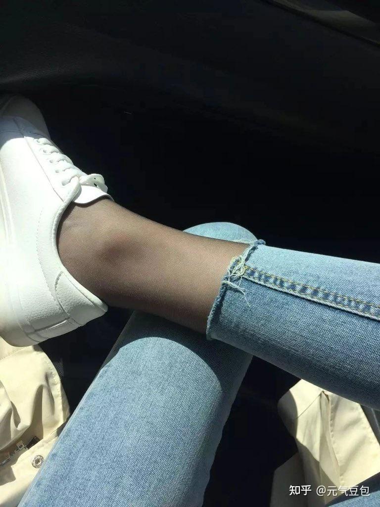 短肉丝袜 帆布鞋/板鞋本来是很土的打扮,为何我却从中看到了一丝清纯