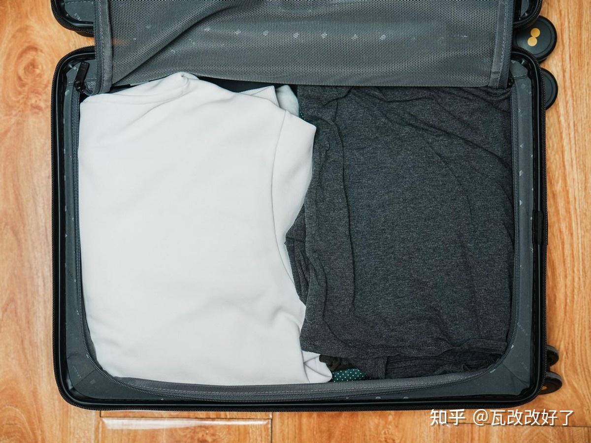 20英寸虽然差不多是行李箱中的mini款,不过得益于多分区的设计,大旅行