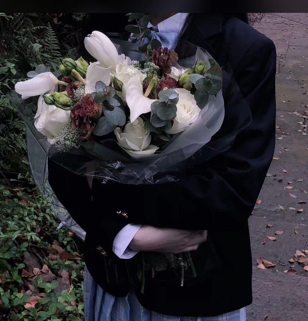 有没有那种手里拿着花的女生头像啊? - 知乎