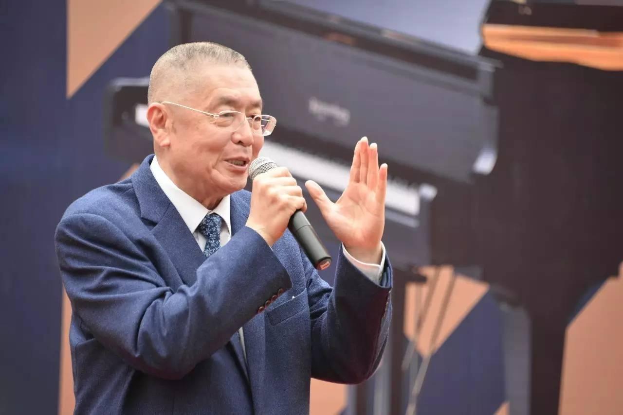 82岁刘诗昆为一岁儿女庆生穿黑色西装精神不错和妻子差37岁