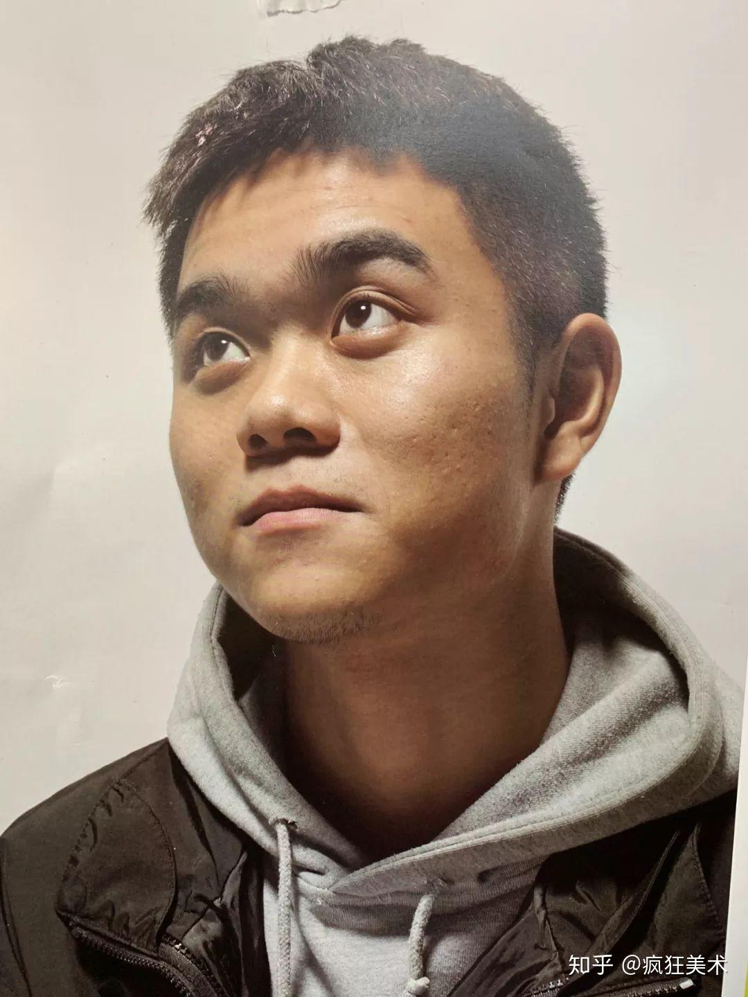 素描头像微仰头视角向上的男青年绘画过程