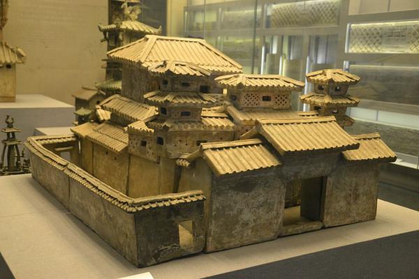 2500年前:中国古代商周时期就有原始瓷,战汉代有彩绘砖,绿釉陶楼,南北