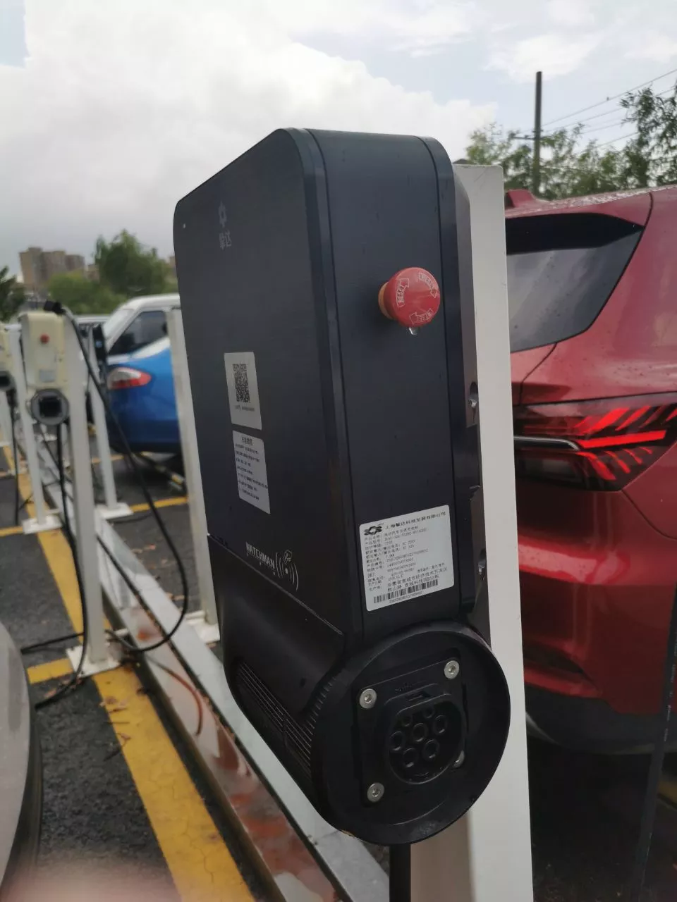 这时候车主需要寻找红色按钮,在充电桩正面底部或右侧顺时针转半圈