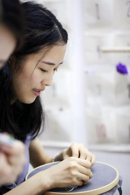 23岁的女孩子没有学历,想学样手艺,对未来发展趋势也没有什么见解,想