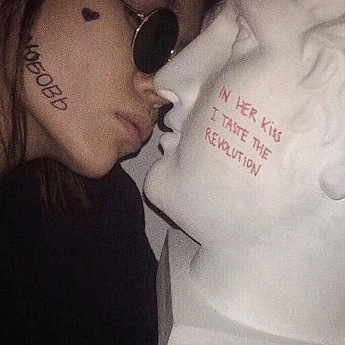 有没有外国男生女生去亲吻雕像的头像