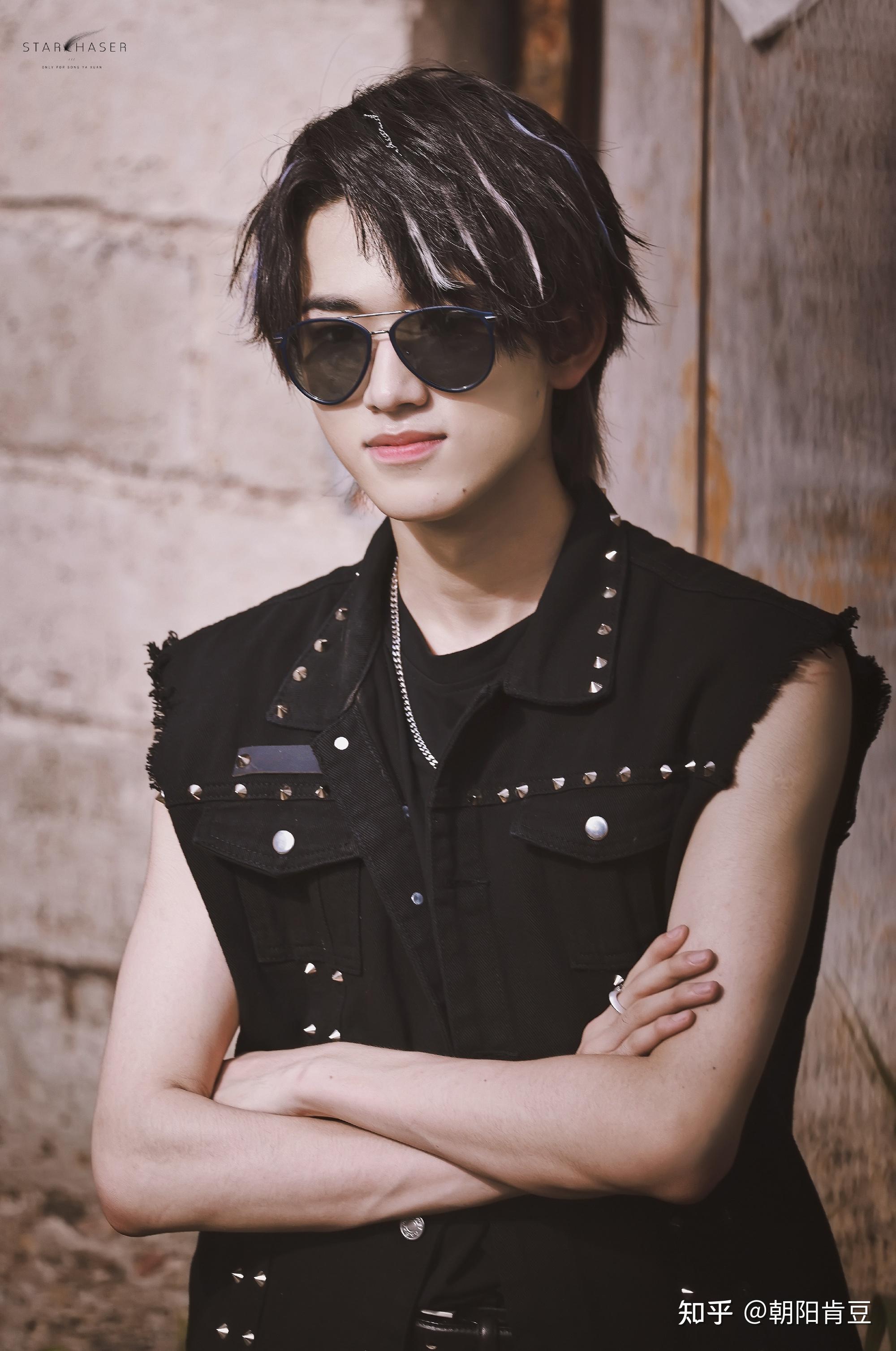 宋亚轩苏感 分享宋亚轩男友感图片 宋亚轩反差感太苏了 宋亚轩港风