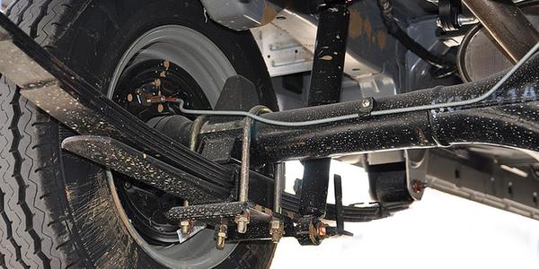 不过这并没有什么值得羡慕的,因为钢板弹簧也是皮卡,运货车常用的悬架