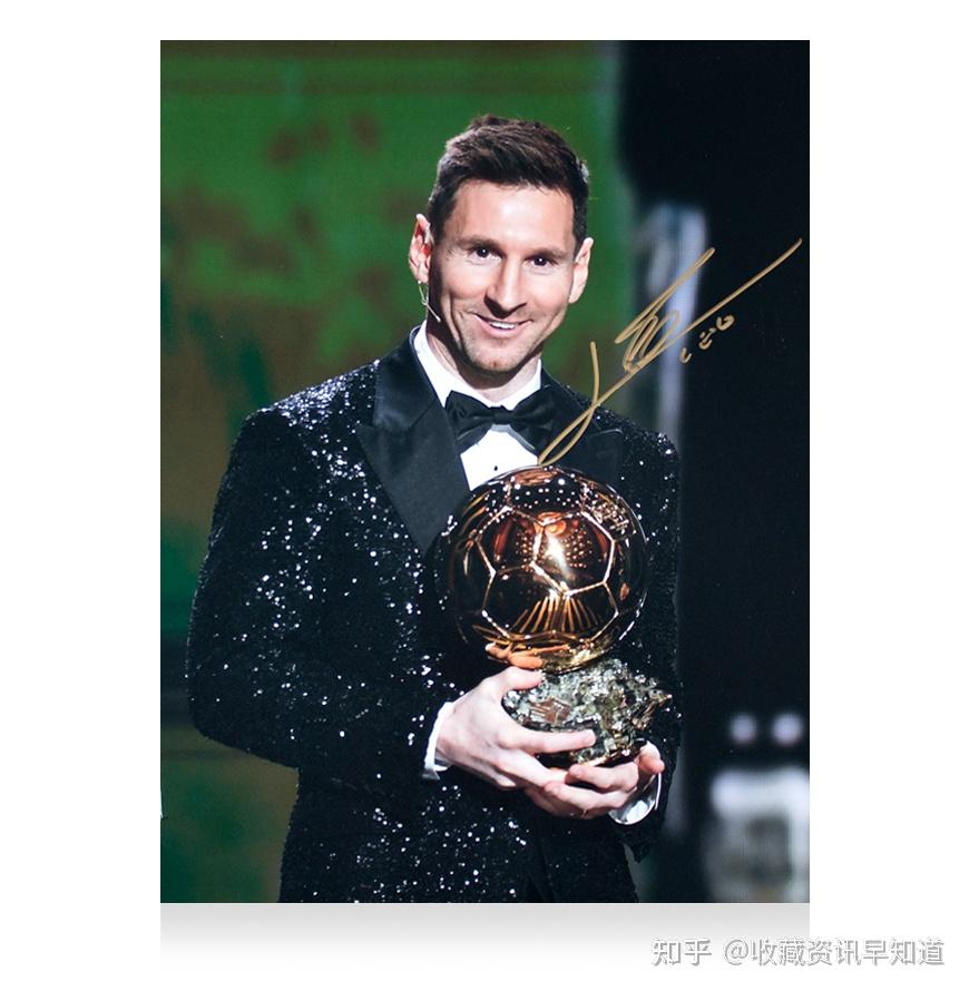 鉴赏!梅西亲签手捧2023年金球奖奖杯海报