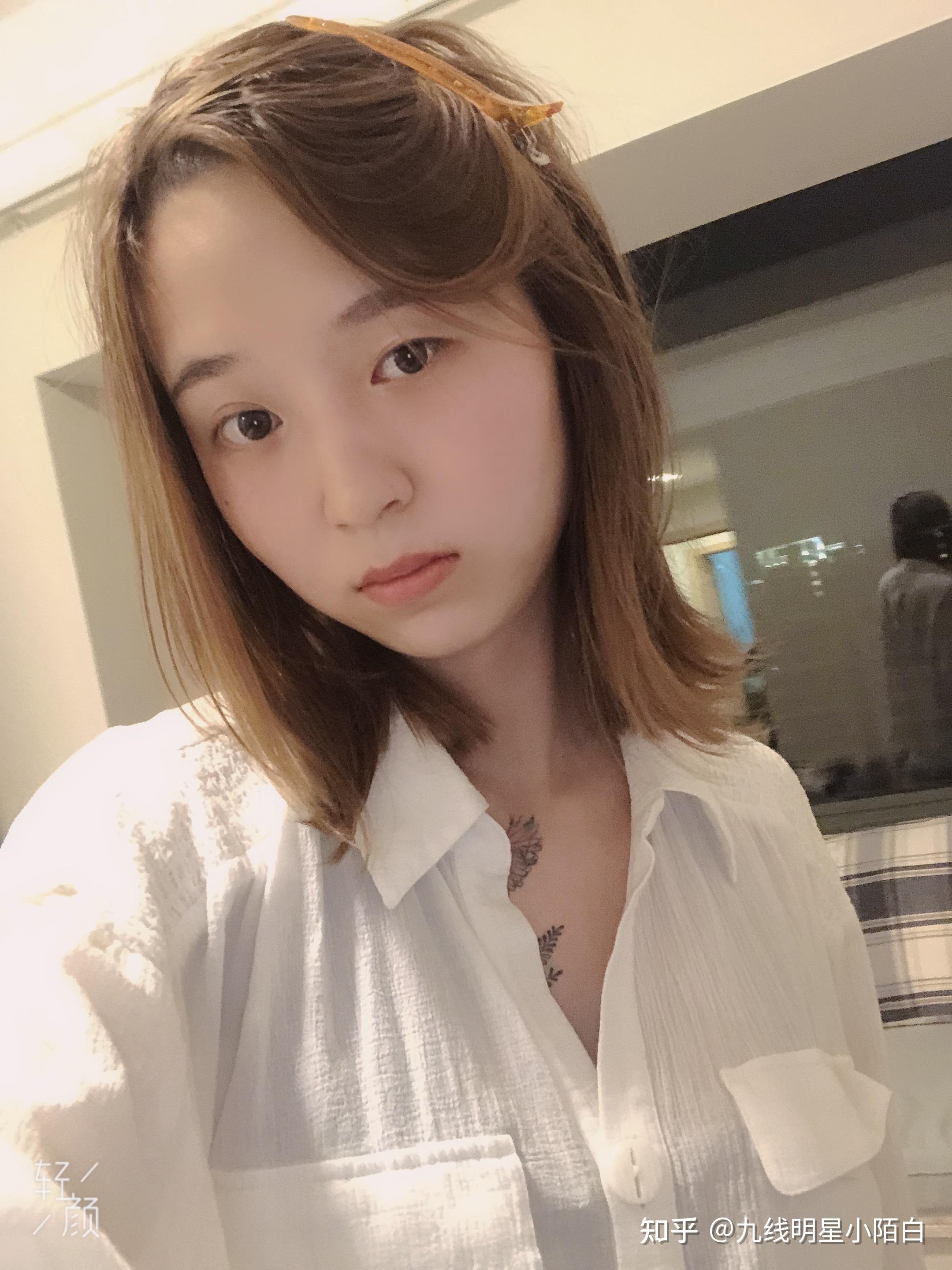 2个跨性别女孩子在一起生活的日常照片