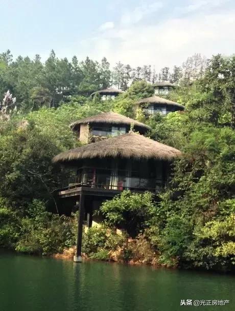 裸心品牌的首个项目是在莫干山地区开发的民宿裸心乡,占地150亩,于