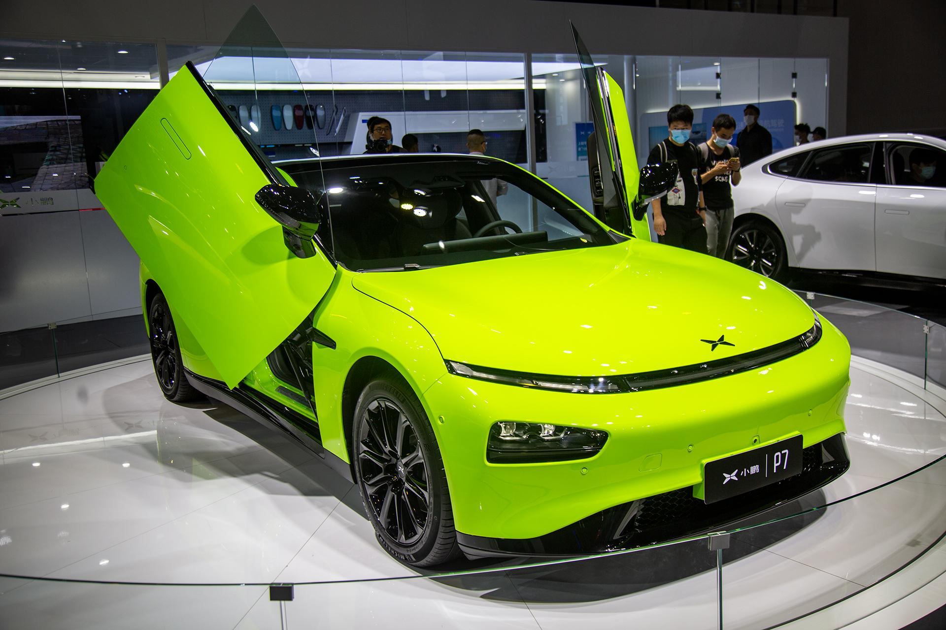 小鹏汽车也带来了旗下p7车型的一个造型别致的特别版:小鹏p7鹏翼版