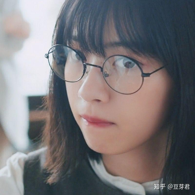 有戴眼镜留刘海还长得很好看的女孩子吗? - 知乎