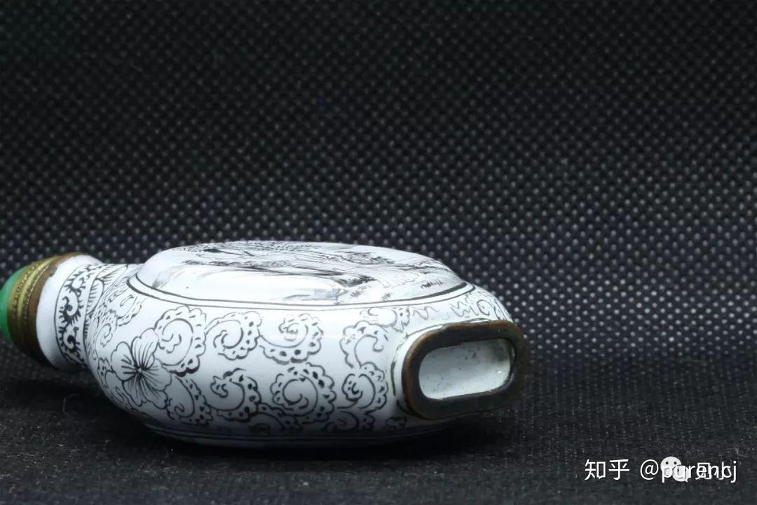 中国骨董　成化年製　染付白抜龍紋　鼻煙壺　康熙時期 中国骨董 成化年製 染付白抜龍紋 鼻煙壺 康熙時期