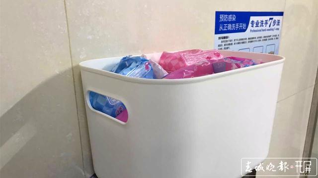 云南高校校园出现卫生巾互助盒女生有喜有忧男生支持并看好