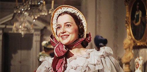 与费雯·丽饰演的斯嘉丽相比,她饰演的梅兰妮温婉动人,善良宽容,内心