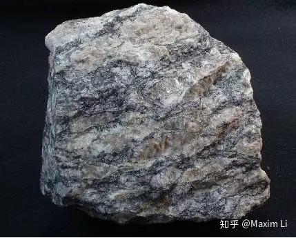 23片麻岩类型:变质岩特征:片麻岩通常颜色较浅,但偶尔也见深色.